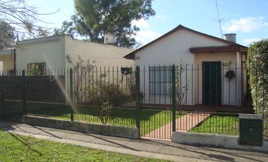 BURZACO:CASA FUNCIONAL 2 AMB C/FDO, PQUE, ENTRADA P/AUTOS .3CDRAS AV.H.IRIGOYEN