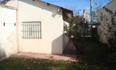 BURZACO:CASA FUNCIONAL 2 AMB C/FDO, PQUE, ENTRADA P/AUTOS .3CDRAS AV.H.IRIGOYEN