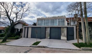 Dúplex de 3 ambientes con entrada de auto. Barrio Stella Maris.