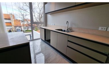 Dúplex de 3 ambientes con entrada de auto. Barrio Stella Maris.