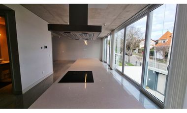 Dúplex de 3 ambientes con entrada de auto. Barrio Stella Maris.