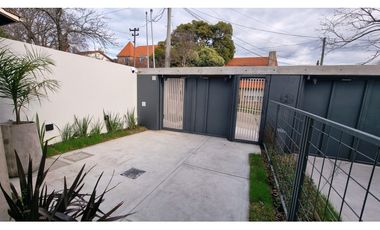 Dúplex de 3 ambientes con entrada de auto. Barrio Stella Maris.