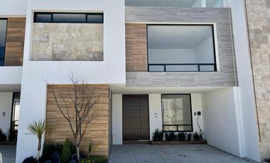 Moderna Casa en  Venta en Lomas de Angelopolis.Ubicada a minutos de Sonata