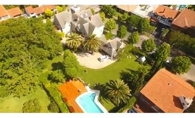 Importante Residencia estilo Inglés barrio residencial Los Troncos