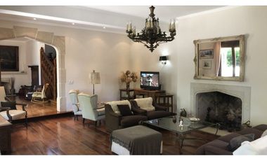 Importante Residencia estilo Inglés barrio residencial Los Troncos