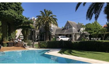 Importante Residencia estilo Inglés barrio residencial Los Troncos