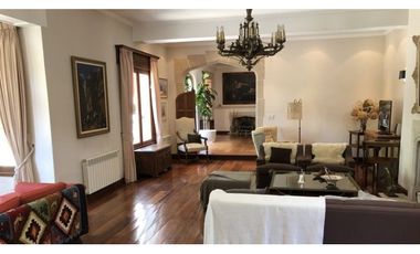 Importante Residencia estilo Inglés barrio residencial Los Troncos