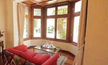 Importante Residencia estilo Inglés barrio residencial Los Troncos