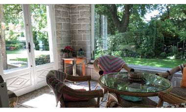 Importante Residencia estilo Inglés barrio residencial Los Troncos