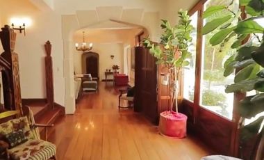 Importante Residencia estilo Inglés barrio residencial Los Troncos