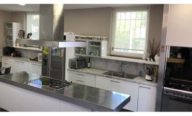 Importante Residencia estilo Inglés barrio residencial Los Troncos