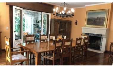 Importante Residencia estilo Inglés barrio residencial Los Troncos