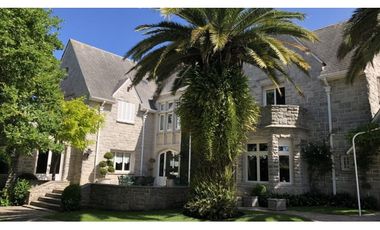 Importante Residencia estilo Inglés barrio residencial Los Troncos