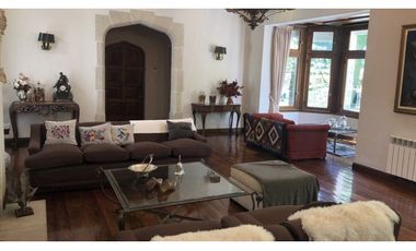 Importante Residencia estilo Inglés barrio residencial Los Troncos