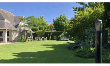 Importante Residencia estilo Inglés barrio residencial Los Troncos