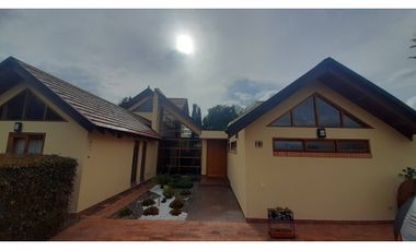 Casa en condominio privado con amplia zona verde, Sopó-Cundinamarca