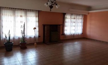 LATORRE PROP. VENDE CHALET DE 3 AMB AL FRENTE + CASA DE 3 AMB MUY AMPLIA