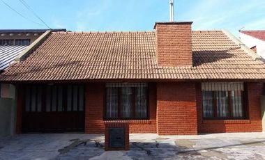 LATORRE PROP. VENDE CHALET DE 3 AMB AL FRENTE + CASA DE 3 AMB MUY AMPLIA