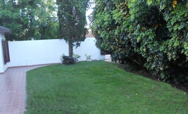 Casa de 3 dormitorios con pileta, entre caminos
