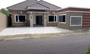 Dijual Villa Ada Kolam Renang di Jakal, Siap Huni