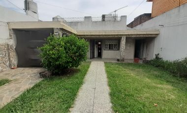 Casa de 3 ambientes en venta - parque - cochera y terraza  - LOTE PROPIO -  Ramos Mejía