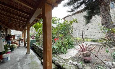 Vendo casa central rentera en Loja