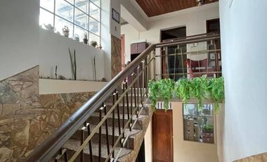 Vendo casa central rentera en Loja