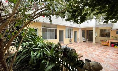 Vendo casa central rentera en Loja