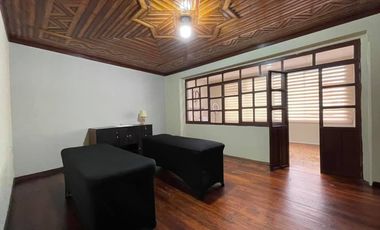 Vendo casa central rentera en Loja
