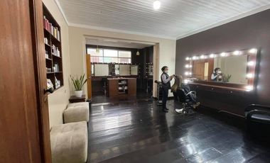 Vendo casa central rentera en Loja