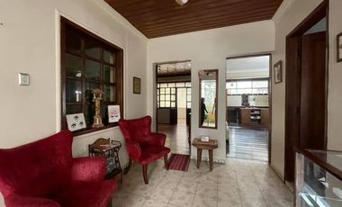 Vendo casa central rentera en Loja
