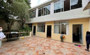 Vendo casa central rentera en Loja