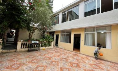Vendo casa central rentera en Loja