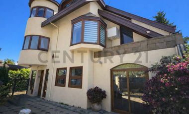 Se vende gran casa de 379 m2, uso mixto, sector exclusivo de Pedro de Valdivia.