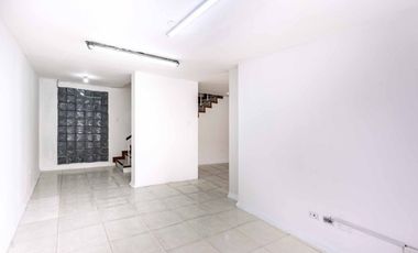 casa en arriendo/venta en la castellana. Cod A23954