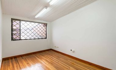 casa en arriendo/venta en la castellana. Cod A23954