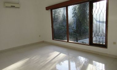 Disewakan Town House Lokasi Strategis di Kemang Selatan & Unfurnished HSE-A0034