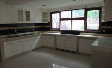 Disewakan Town House Lokasi Strategis di Kemang Selatan & Unfurnished HSE-A0034