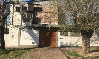 Casa en venta - 4 dormitorios 3 baños - Cochera - 200mts2 - San Carlos, La Plata