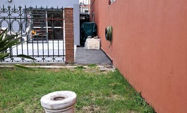 EXCELENTE CASA CON GRAN FONDO LIBRE