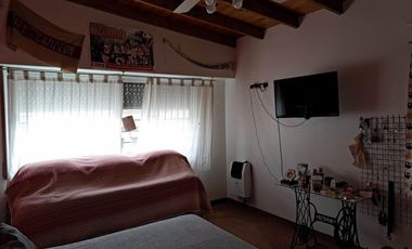 EXCELENTE CASA CON GRAN FONDO LIBRE