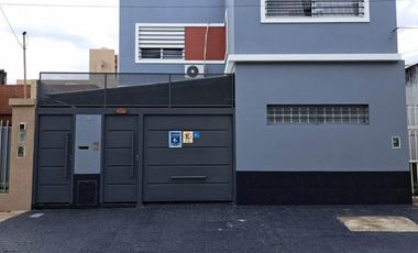 EXCELENTE CASA CON GRAN FONDO LIBRE