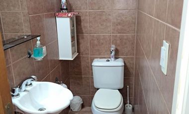 EXCELENTE CASA CON GRAN FONDO LIBRE