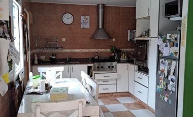 EXCELENTE CASA CON GRAN FONDO LIBRE