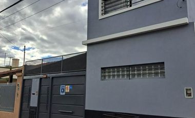 EXCELENTE CASA CON GRAN FONDO LIBRE