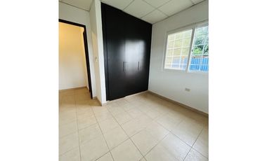 ALQUILER DE CASA EN BARRIADA CERRADA EN PENONOME