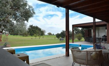 Casa en venta en La Carolina Golf y Country Club , de 3 Dormitorios con Vista al Campo de Golf, Rosario