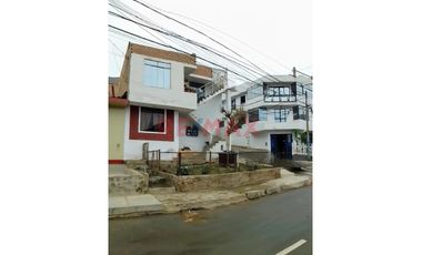 Venta De Casa Con 4 Depas Con Ingreso Independiente - Ventanilla