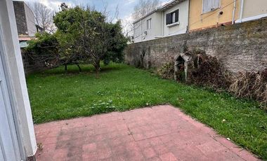CASA DE 2 AMBIENTES CON 2 LOCALES SOBRE LOTE DE 375m2 EN BARRIO SAN JUAN