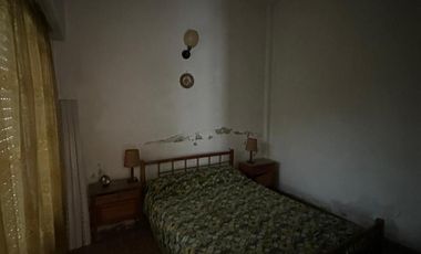 CASA DE 2 AMBIENTES CON 2 LOCALES SOBRE LOTE DE 375m2 EN BARRIO SAN JUAN